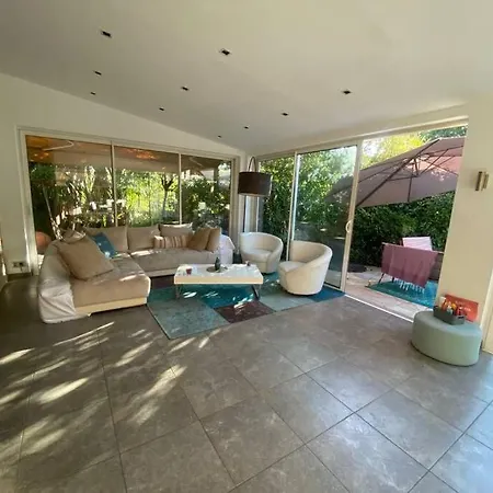 Villa Superb Villa, Swimming Pool, Secluded Gardens